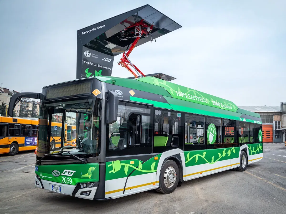 Milánó 105 darab, 700 kWh-s akkumulátorral szerelt csuklós Solaris villanybuszt állít forgalomba 3 ATM autobus elettrico