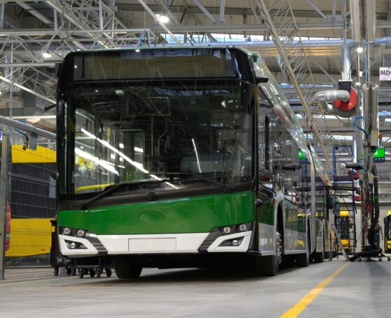 Milánó 105 darab, 700 kWh-s akkumulátorral szerelt csuklós Solaris villanybuszt állít forgalomba