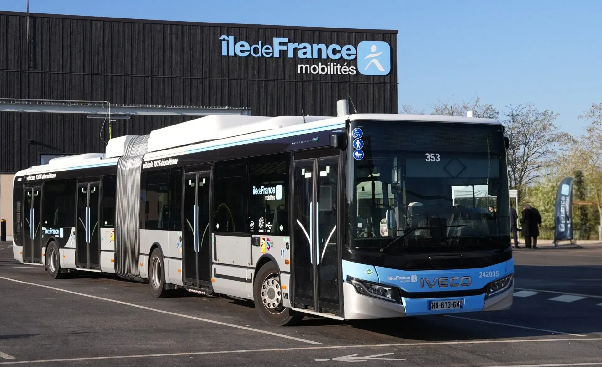 Négyezer biogáz- és elektromos üzemű busz beszerzéséről kötött megállapodást az Île-de-France Mobilités és az Iveco Bus 11 GoFlrLrXsAAGT6g1 1920x1173 1
