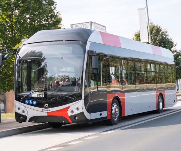 Megérkezett Prágába a SOR karosszériás Škoda villanybuszok első szériája