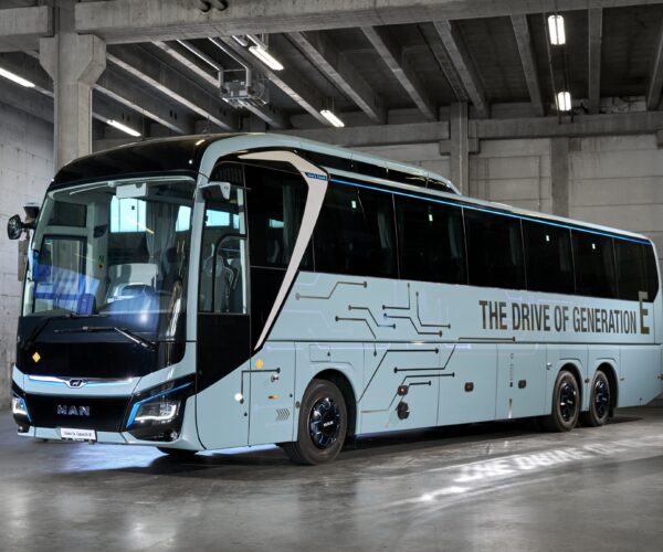 Az MAN bemutatta első elektromos távolsági autóbuszát, megérkezett a Lion’s Coach 14 E