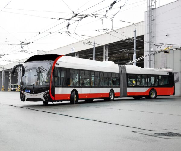 Harminc darab Škoda 33 Tr csuklós trolibuszt vásárol Ústí nad Labem