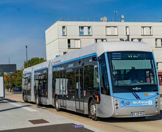 Célegyenesben a párizsi Tzen 4 BRT-projekt: megérkeztek a Van Hool duplacsuklós villanybuszok, elindult a tesztüzem