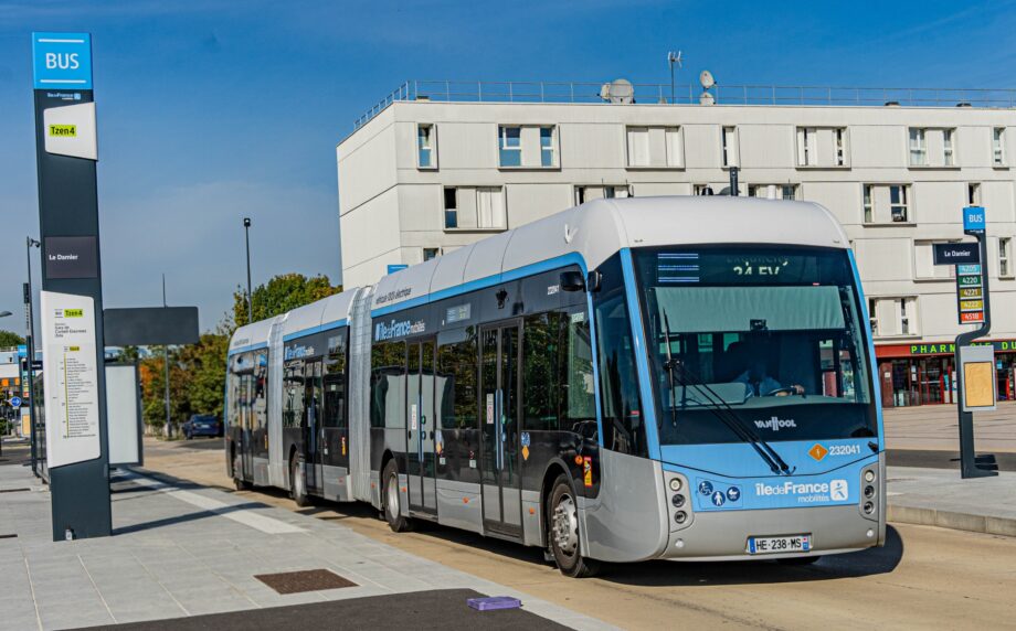 Célegyenesben a párizsi Tzen 4 BRT-projekt: megérkeztek a Van Hool duplacsuklós villanybuszok, elindult a tesztüzem