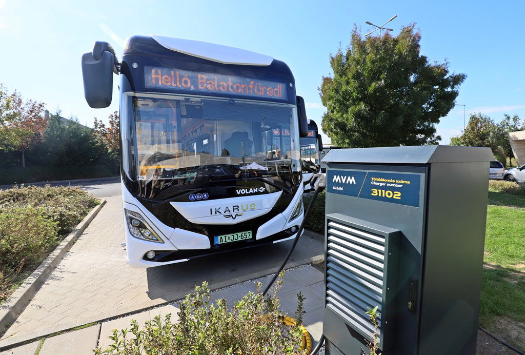 Újabb három Ikarus 120e állt forgalomba a Volán kötelékében, ezúttal Balatonfüreden 3 busz