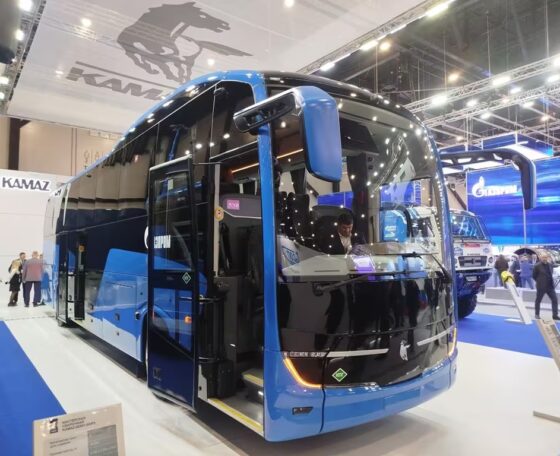 Vadonatúj gázüzemű turistabuszt mutatott be a KAMAZ