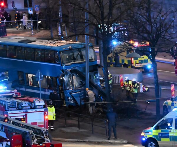 Tragikus buszbaleset Stockholmban: megállóba rohant egy emeletes busz, több ember meghalt