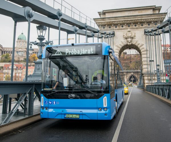 Hétfőn elindul az ArrivaBus BYD villanybuszainak próbaüzeme Budapesten