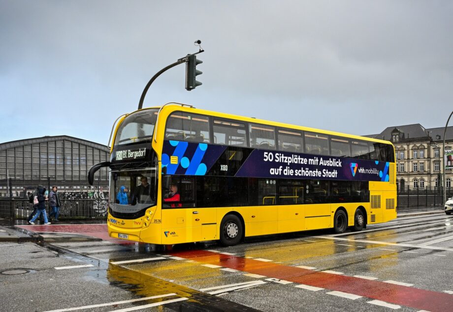 Emeletes villanybuszok bevezetését fontolgatja Hamburg