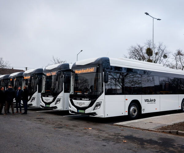 Tatára is megérkeztek a Volán új Ikarus 120e villanybuszai