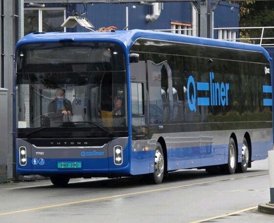 Van Hool villanybuszok helyett Yutong háromtengelyesekkel újul meg a Qbuzz Qliner flottája
