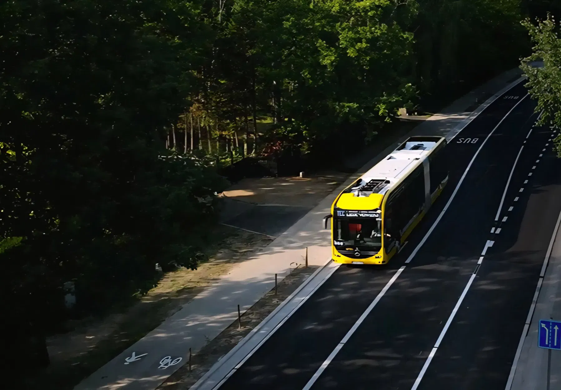 Megérkeztek az első duplacsuklós Solaris villanybuszok a TEC liège-i B2-es gyorsbusz vonalára 2 06199 TEC