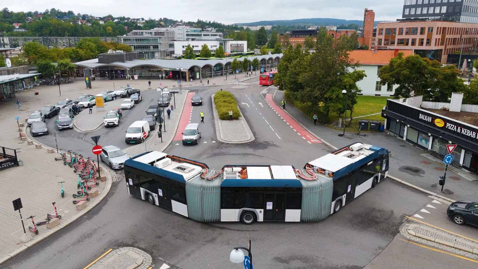 Duplacsuklós buszok a jog és az infrastruktúra szorításában – európai gyakorlat és hazai lehetőségek 17 24meters20buss20i20rundkjC3B8ring20ved20LillestrC3B8m20bussterminal video20bredde.00 00 08 21.Still004 1920x1080 1