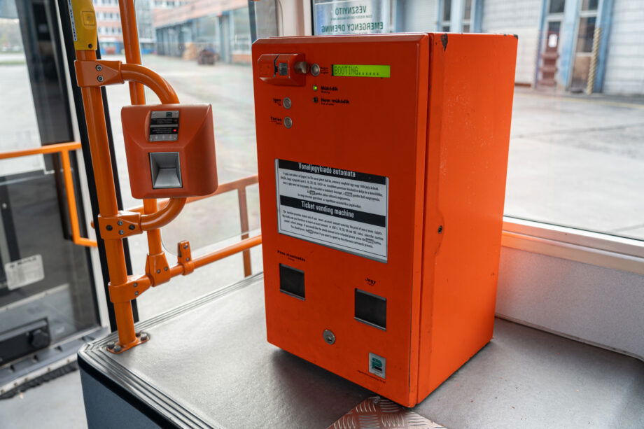 A két ünnep között búcsúzik az Ikarus 412 és Ikarus EAG E91 típusoktól a BKV 4 BPI 007 Jegykiado