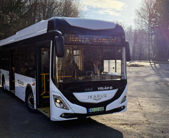 Átadták a Volán legújabb Ikarus villanybuszainak utolsó hét példányát Komlón