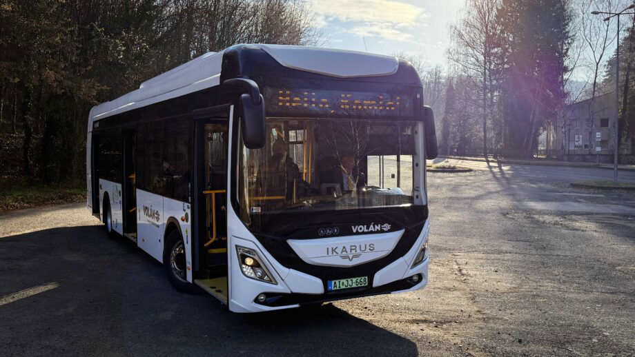 Átadták a Volán legújabb Ikarus villanybuszainak utolsó hét példányát Komlón
