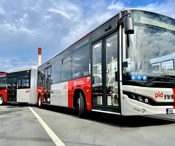 Nyáron dízelmentes stratégiát hirdetett a DPP, most mégis 40 csuklós dízelbusz érkezik