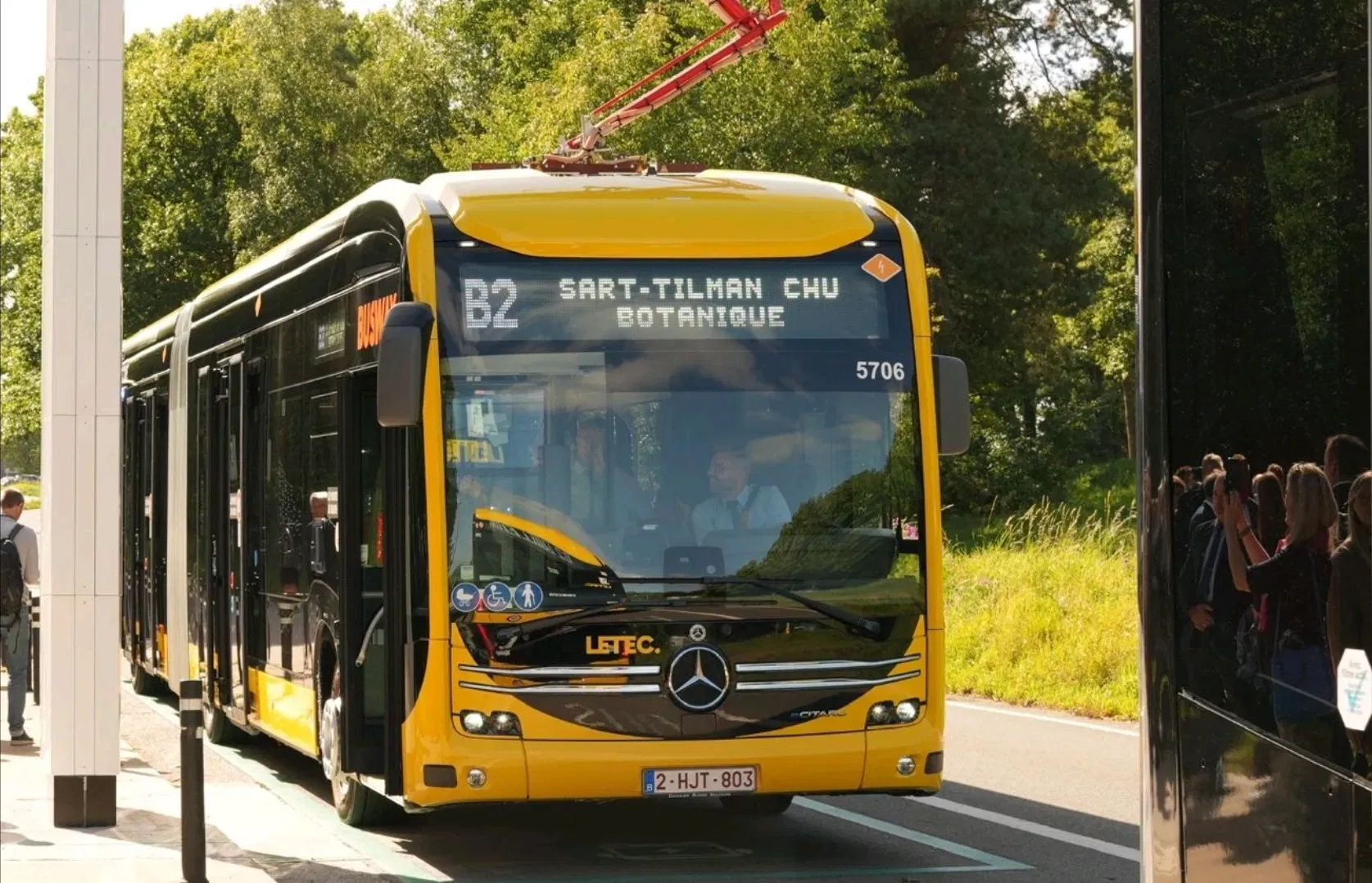 Megérkeztek az első duplacsuklós Solaris villanybuszok a TEC liège-i B2-es gyorsbusz vonalára 3 Screenshot 20250922 163310 LinkedIn