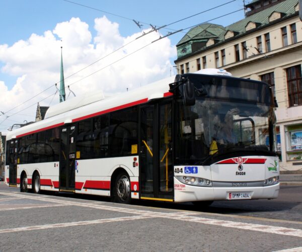 Háromtengelyes Škoda 28 Tr trolibuszokat vásárol használtan az SZKT