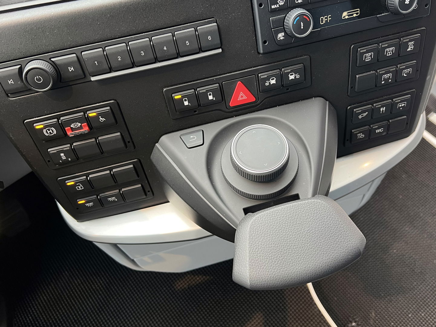 Integrált kerekesszék-emelővel felszerelt MAN Lion’s Coach L állt forgalomba Szlovákiában 10 05 MAN Lions Coach s hydraulickym vytahom