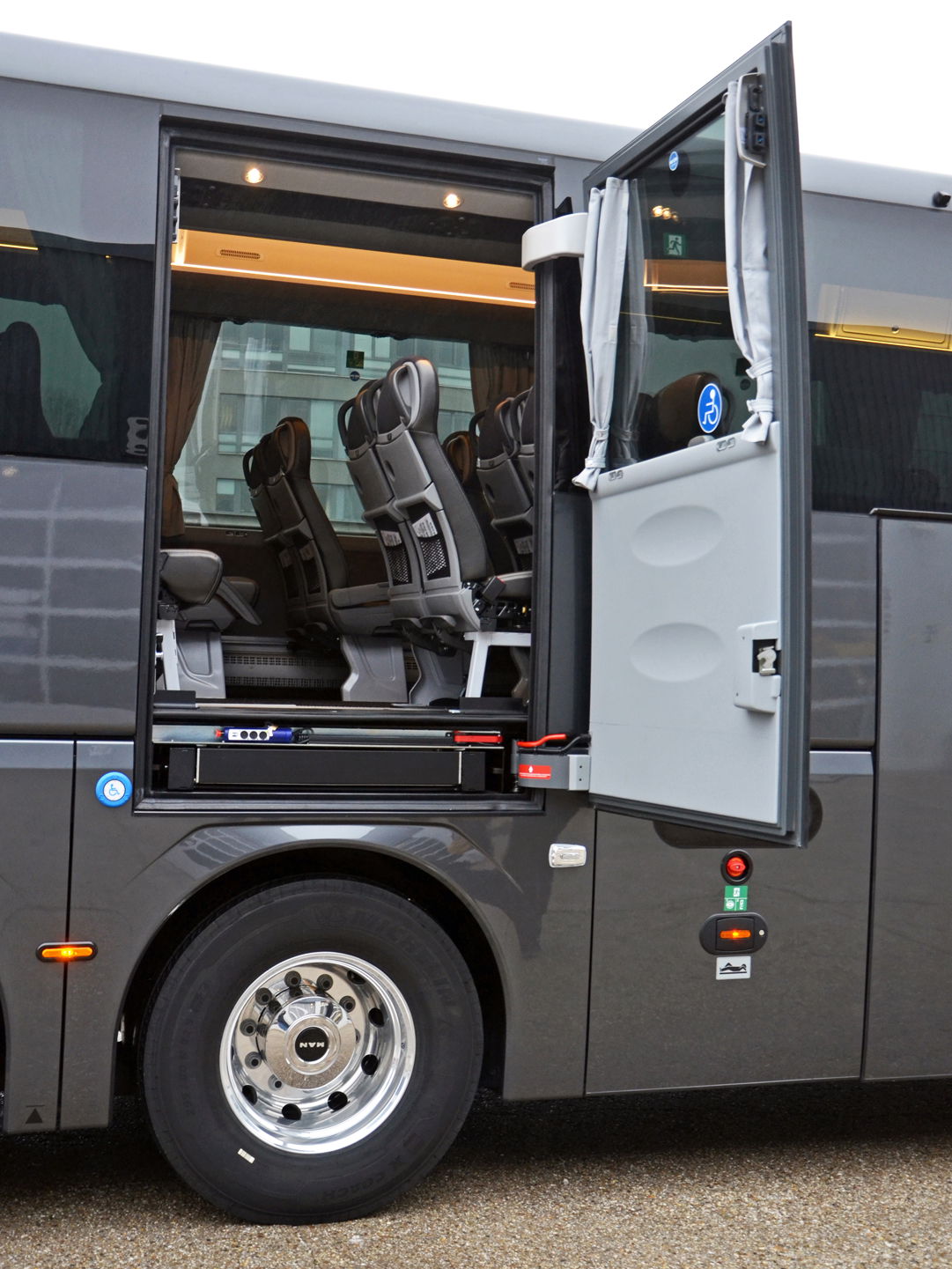 Integrált kerekesszék-emelővel felszerelt MAN Lion’s Coach L állt forgalomba Szlovákiában 3 08 MAN Lions Coach s hydraulickym vytahom