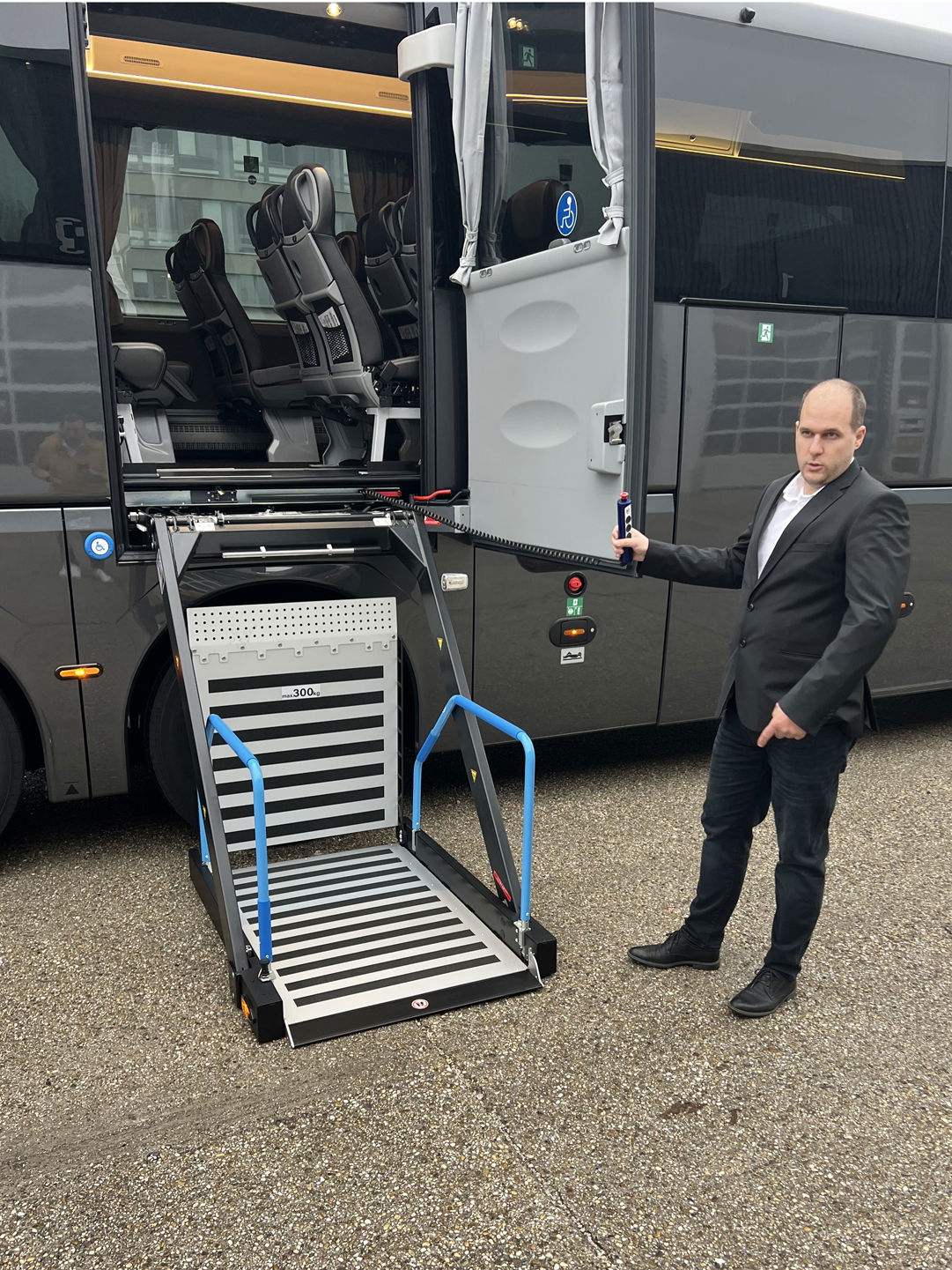 Integrált kerekesszék-emelővel felszerelt MAN Lion’s Coach L állt forgalomba Szlovákiában 5 11 MAN Lions Coach s hydraulickym vytahom