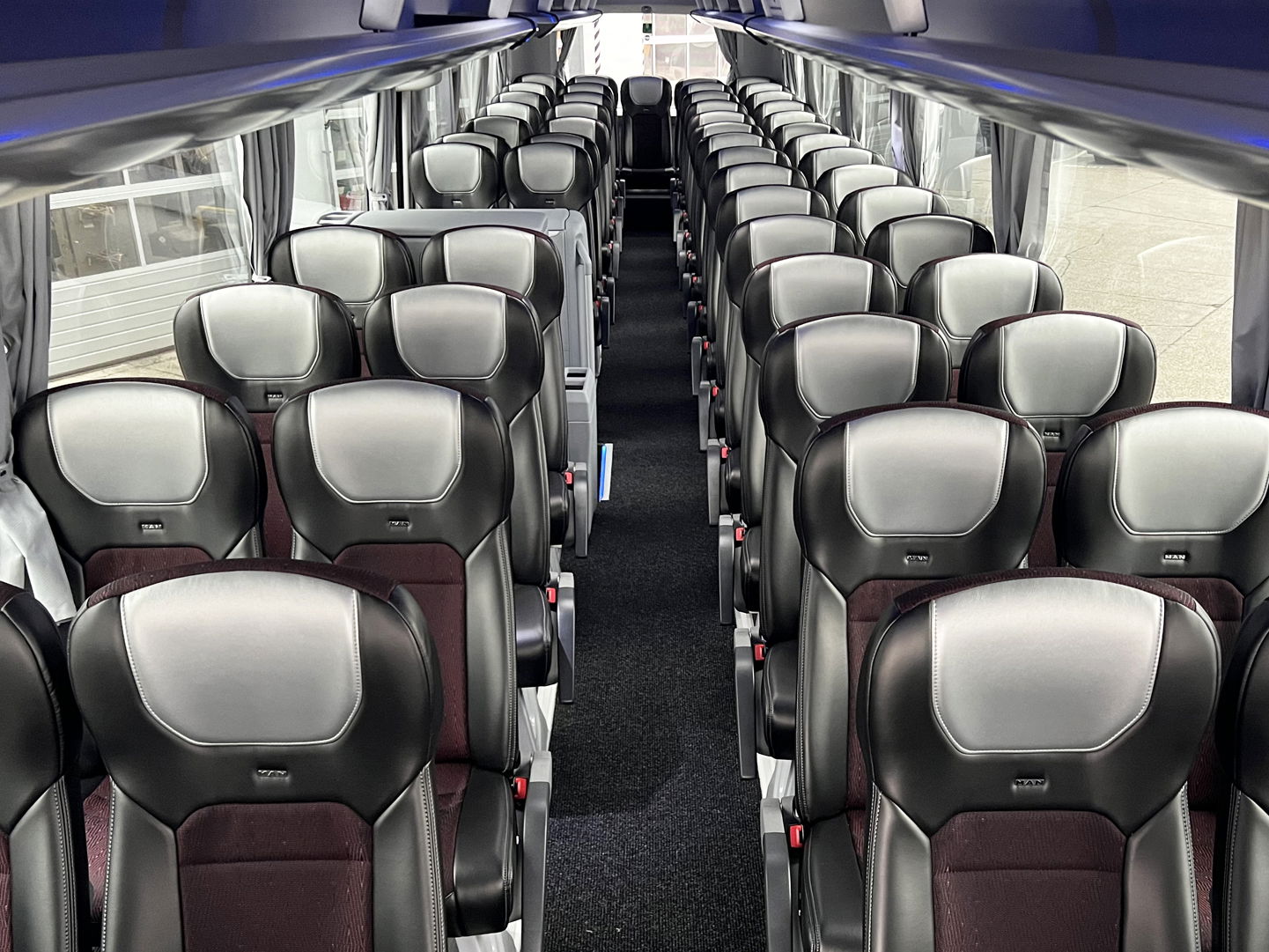 Integrált kerekesszék-emelővel felszerelt MAN Lion’s Coach L állt forgalomba Szlovákiában 7 13 MAN Lions Coach s hydraulickym vytahom