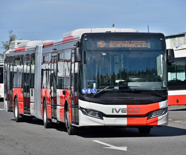 Újabb 30, hibridként emlegetett Iveco Urbanway csuklós érkezik a prágai flottába