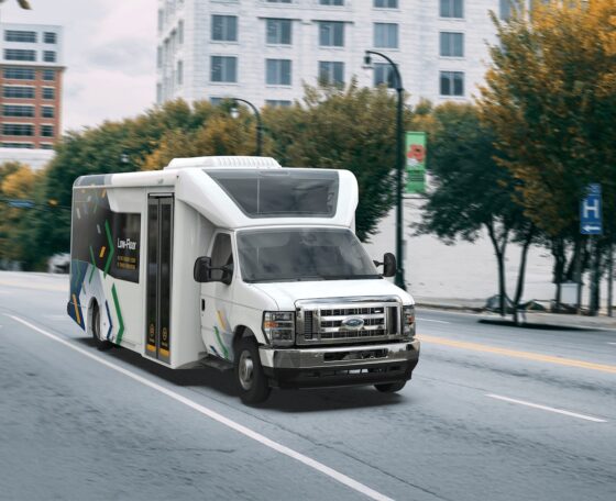 Benzinüzemű shuttle-busszal bővíti kínálatát az Optimal EV