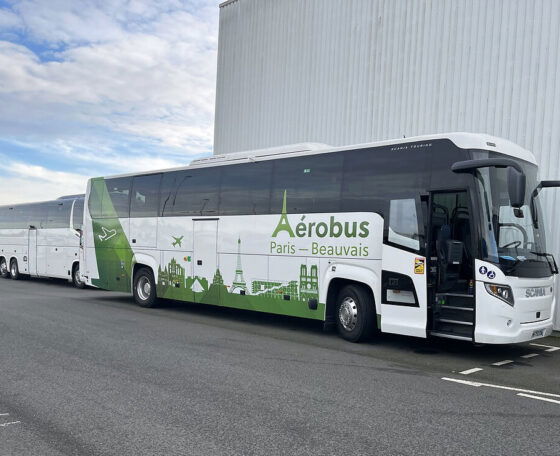 Biodízellel hajtott Scania Touring HD turistabuszok szállítják a Párizs-Beauvais repülőtér utasait