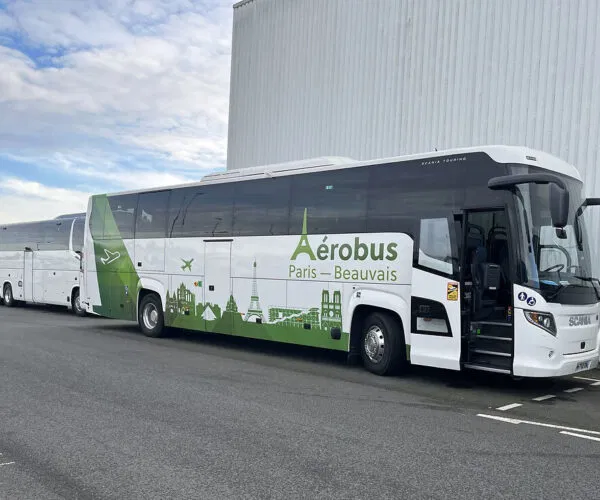 Biodízellel hajtott Scania Touring HD turistabuszok szállítják a Párizs-Beauvais repülőtér utasait