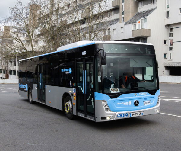 Kétajtós Mercedes-Benz Conectókkal is bővül Párizs elővárosában a TISSE járműparkja
