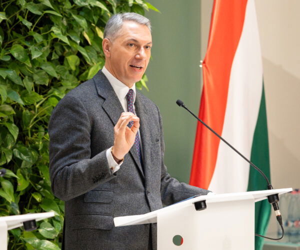 Lázár János: jövőre a Volán összes autóbusza klimatizált lesz, a flotta átlagéletkora 8 évre csökken