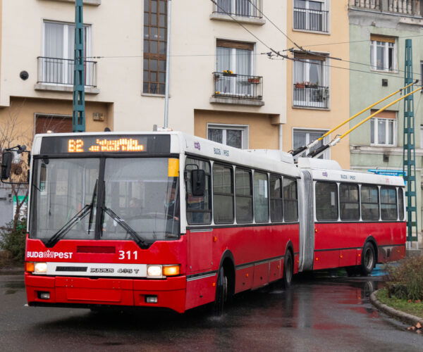 Nosztalgia Ikarus 435T-vel búcsúzik az utolsó trolibusz-betétjáratként üzemelő 82A vonaltól a BKV