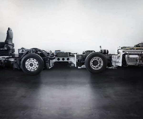 Hibrid hajtású önjáró alvázat mutatott be az európai piac számára a Mercedes-Benz