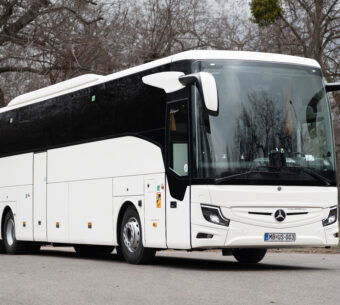 Két vadonatúj Mercedes-Benz Tourismo L érkezett a Megyeri Busz flottájába