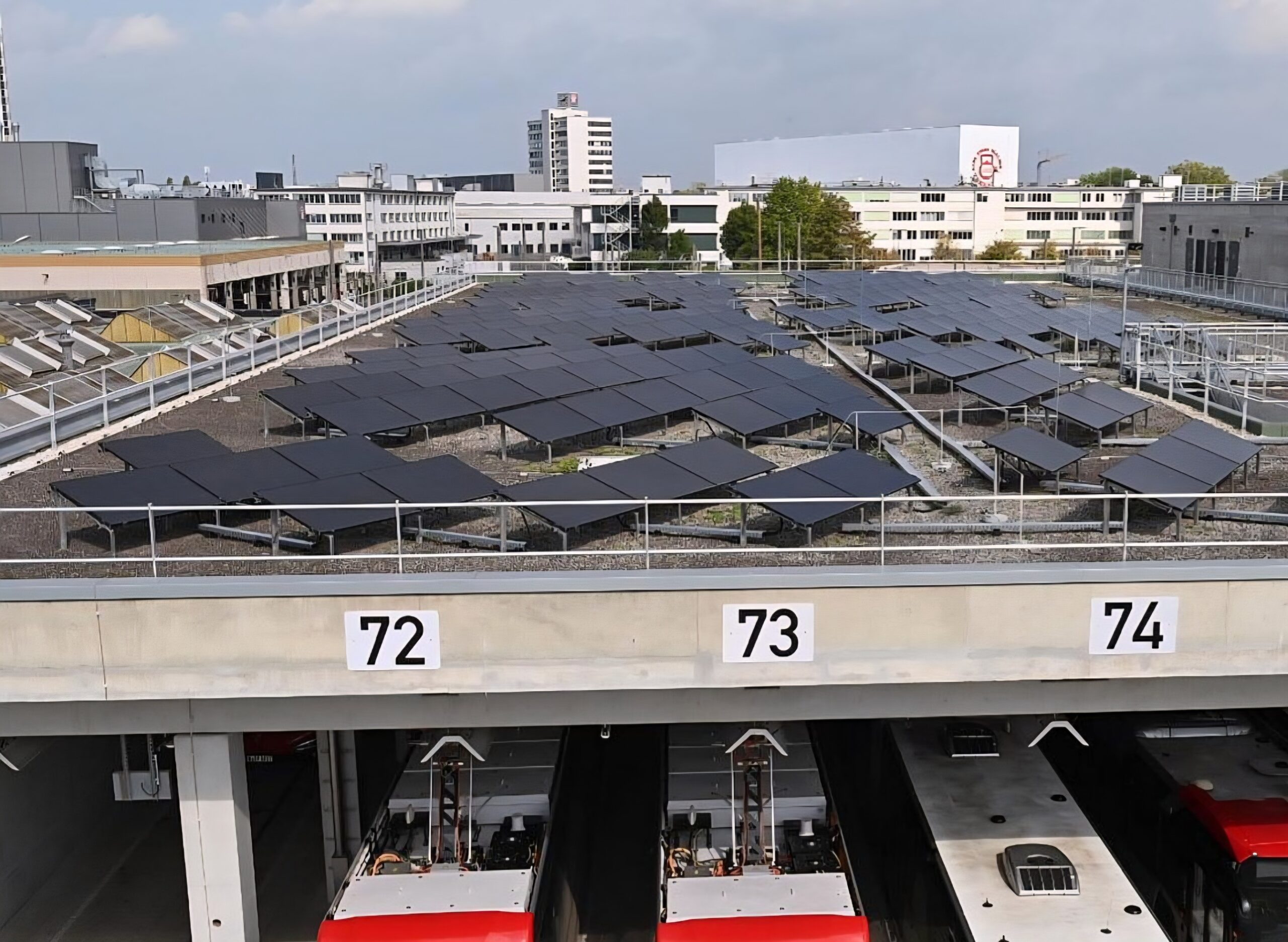 Tűz, csúszások és újrakezdés: így halad a Rheinbahn villanybusz-programja 11 Rheinbahn Dach scaled