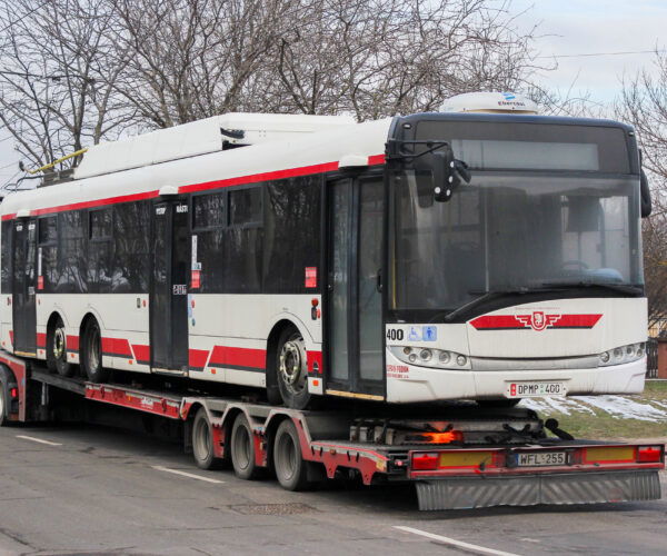Megérkeztek Szegedre a Pardubicéből vásárolt háromtengelyes Škoda 28 Tr trolibuszok