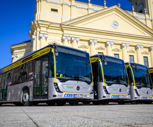 Újabb tíz vadonatúj Mercedes-Benz Conecto áll forgalomba Debrecenben
