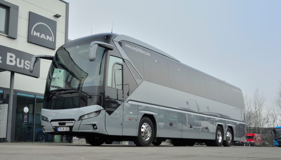 terjekibusz neoplan tourliner atadas 01