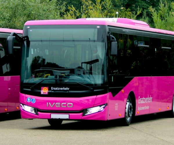 Lízingvita miatt több mint 200 új busz tűnt el a Hamburg–Berlin pótlóbusz-hálózatról