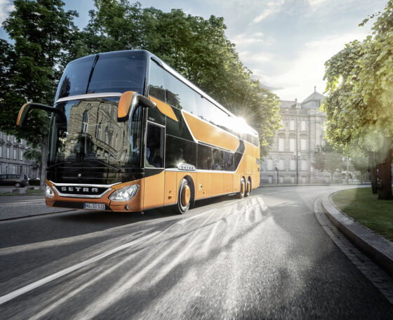 A turistabuszokra vonatkozó városi behajtási korlátozások egységesítését sürgeti az IRU